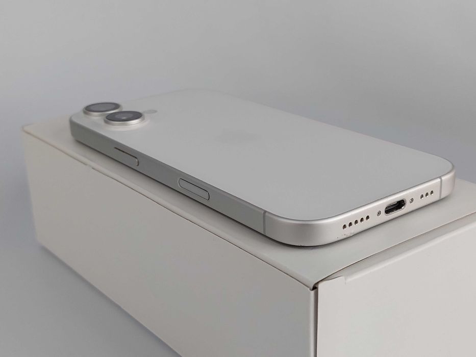 Apple iPhone 17 8 GB / 256 GB 5G Biały - Bardzo Dobry Stan