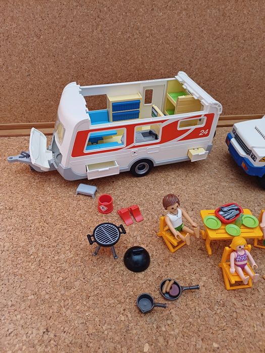 Playmobil caravana, jipe,figuras e acessórios 
Conjunto
