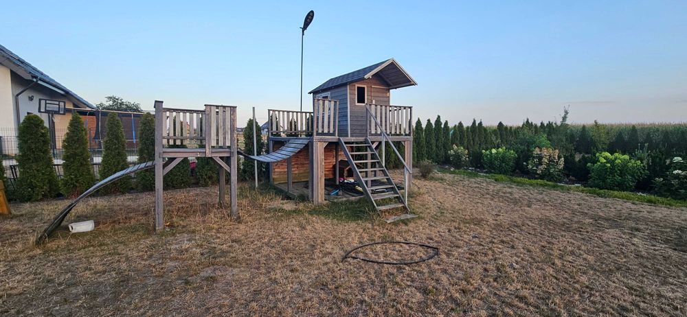 plac zabaw dla dzieci, domek, ruchomy most, wspinaczka