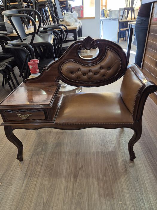 Sofá em ótimo estado de madeira