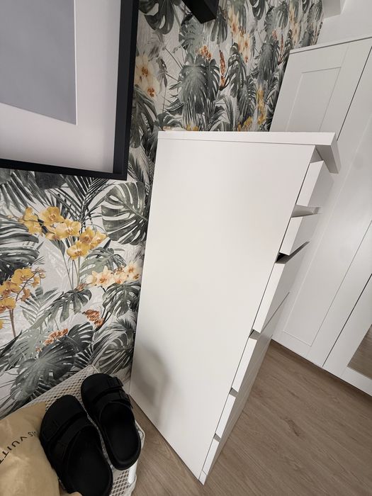 Cómoda IKEA com espelho
