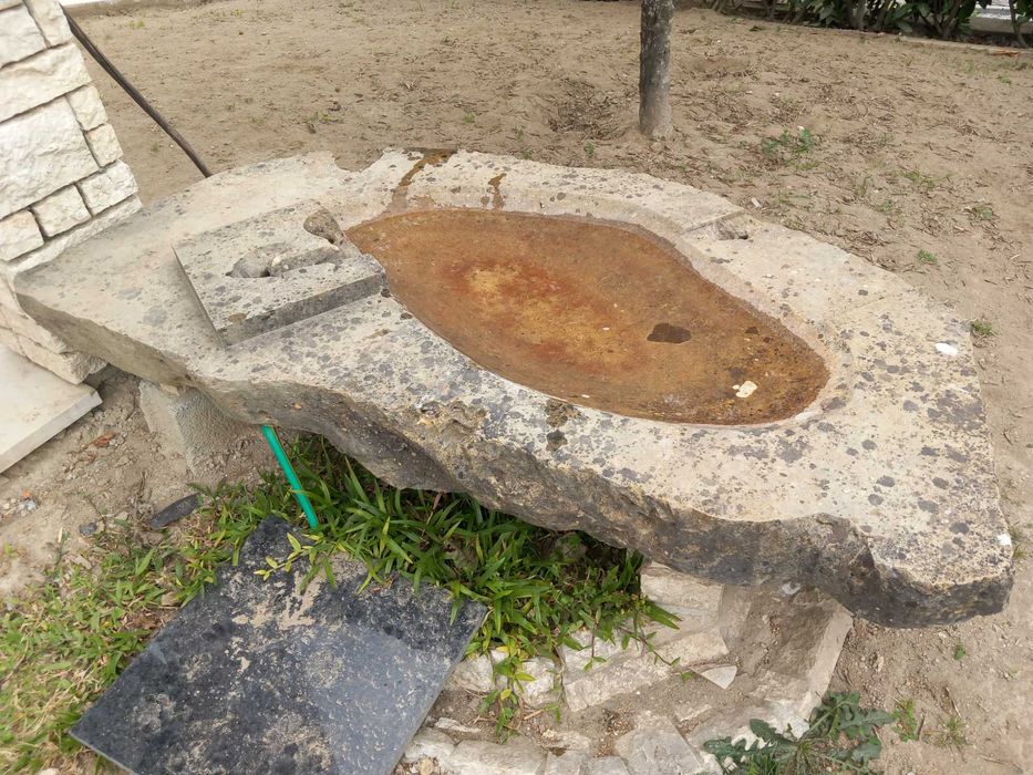 Pia de pedra parideira