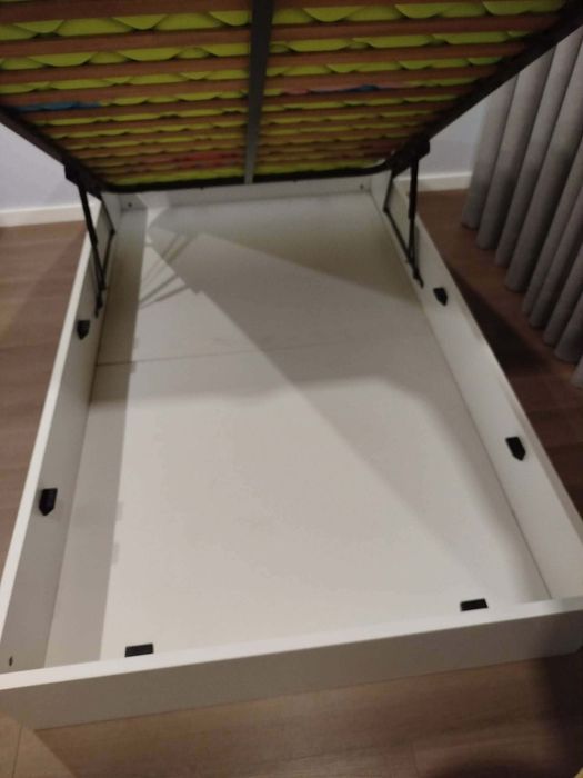 Cama de solteiro + mesa de cabeceira
