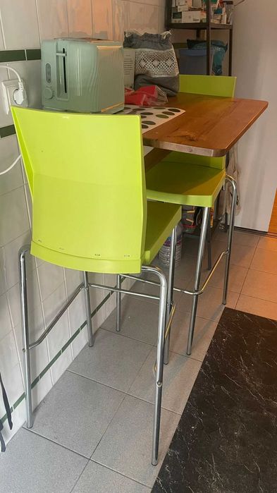 Mesa de Parede e Cadeiras