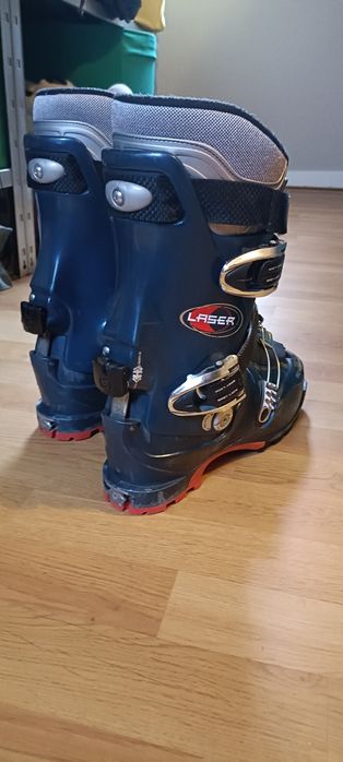 Buty narciarskie, kaski