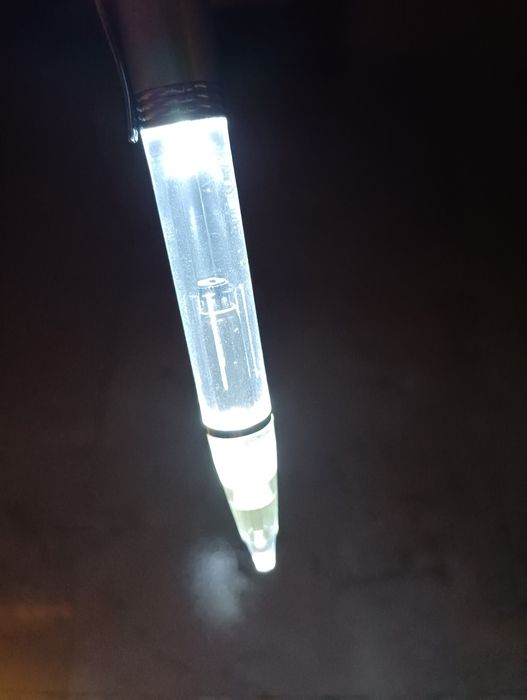 Duas canetas de luz (canetas-lanterna) da Glovion, com pilhas e recargas