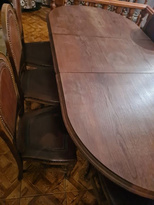 Mesa sala oval com a possibilidade de fechar com 6 cadeiras . Vendo com toalha