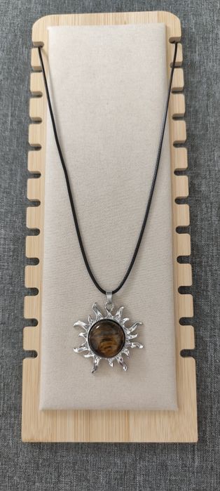 Colar com sol e pedra no centro