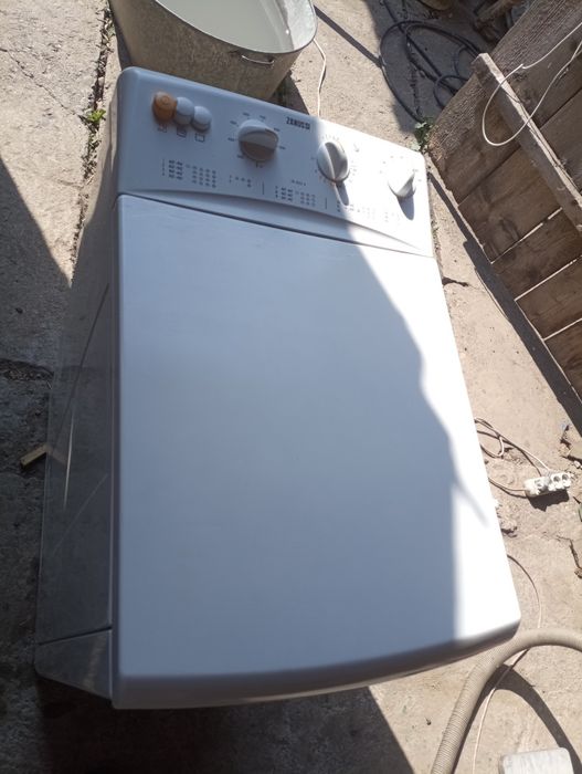 Стиральная машина ZANUSSI TA833V с  верхней загрузкой.