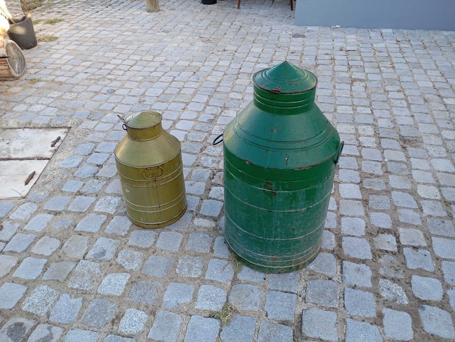 potes de azeite antigos em chapa