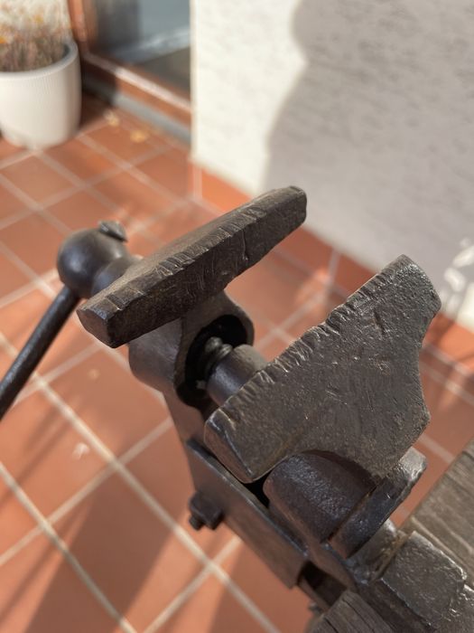 Zabytkowe małe imadło