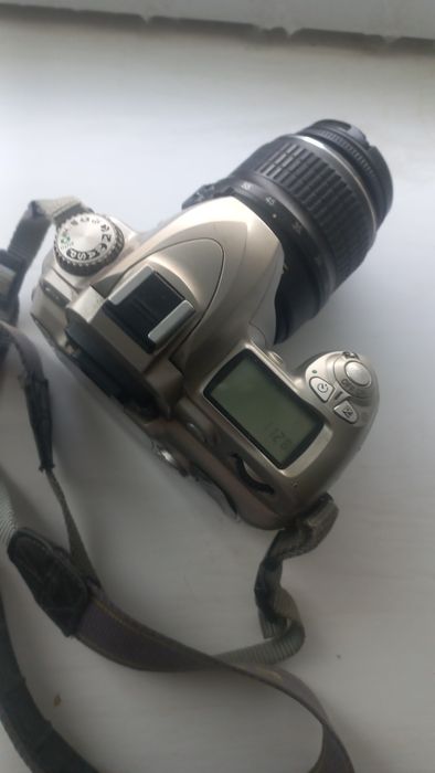 Nikon фотоапарат 
Nikon D40 — це дзерк альний циф