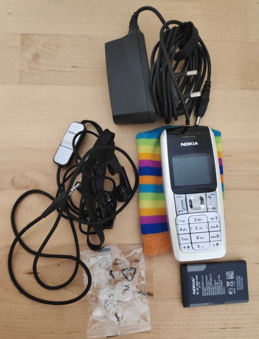 Nokia 2310 + acessórios.