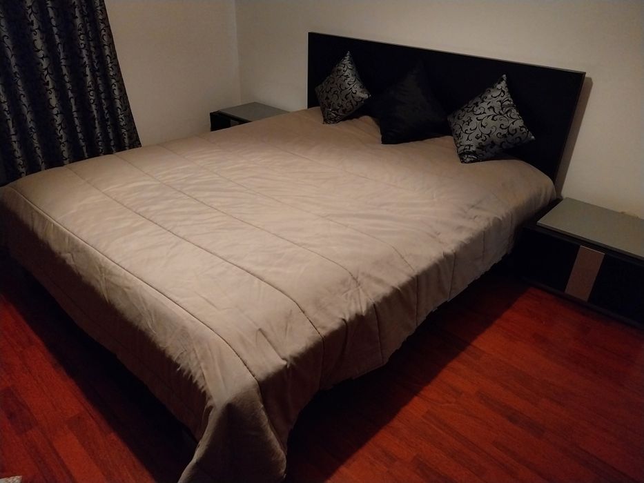 Cama de casal e 2 mesas de cabeceira