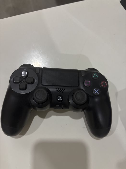 Playstation 4 com comando e jogos incluidos.