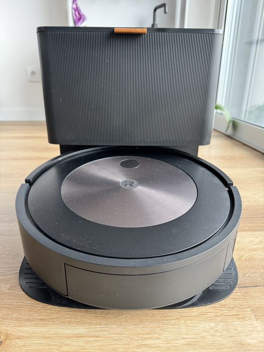 Aspirador iRobot Roomba J7 com base