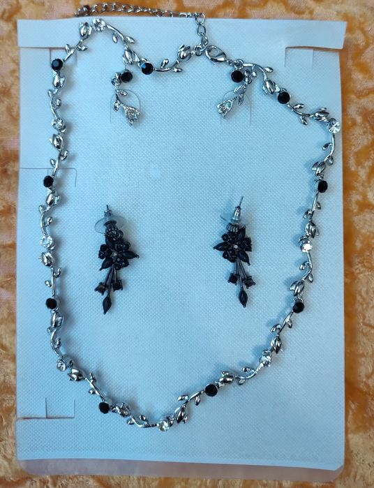 Комплект ожерелье и две пары серьг