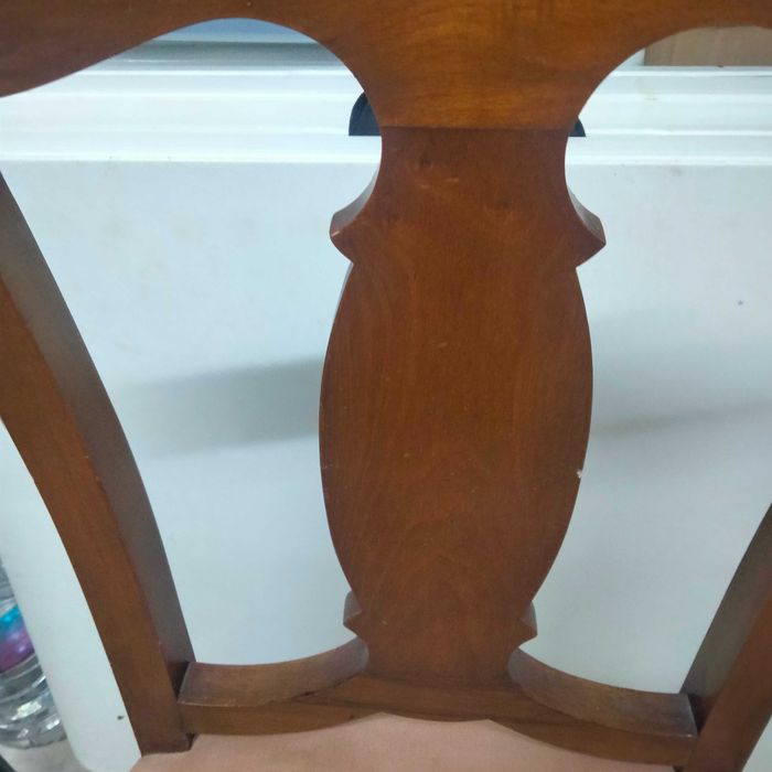 Cadeira em madeira com tecido rosa