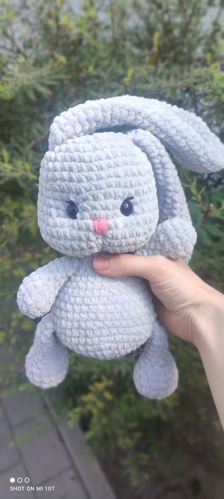 В'язаний зайчик з плюшевої пряжі