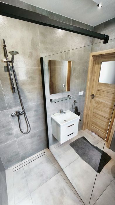 Domek w górach, nad jeziorem