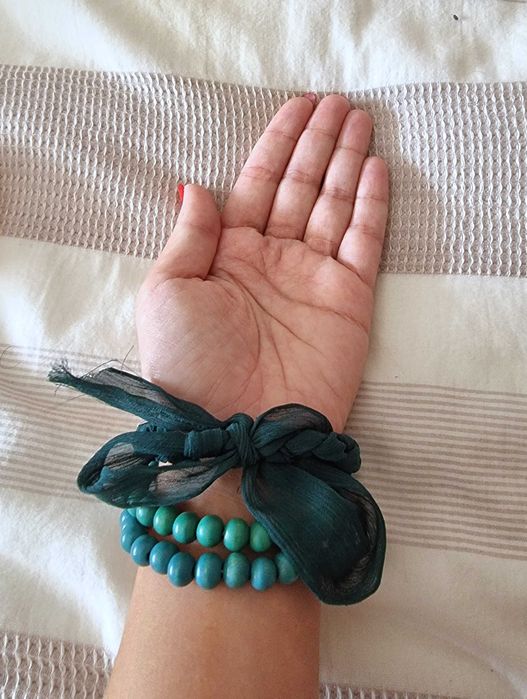 Conjunto de três pulseiras em tons de verde/ azulado