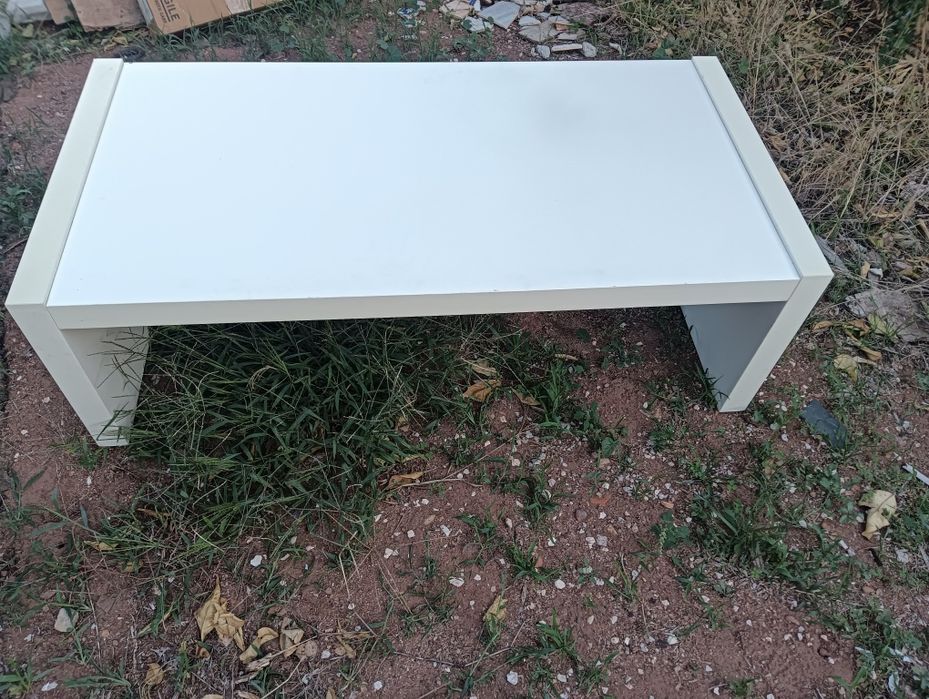 Mesa de centro com tampo de vidro - 30€