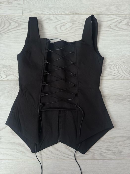 Стильний чорний корсет із замком - підкреслює фігуру