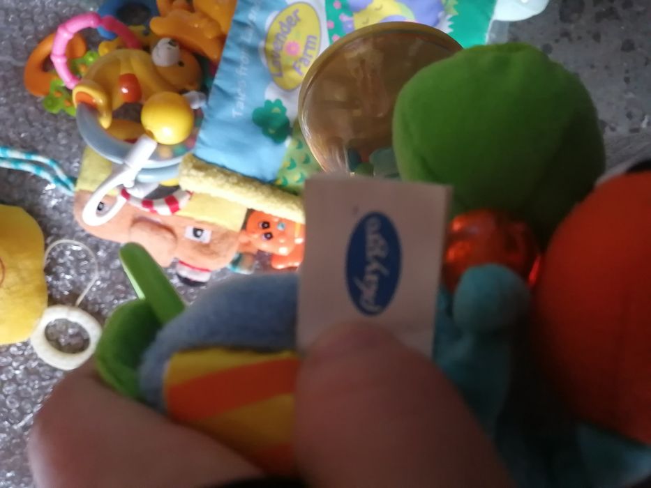 Mix zabawek dla malucha, grzechotki, książeczka, zabawki do wody,