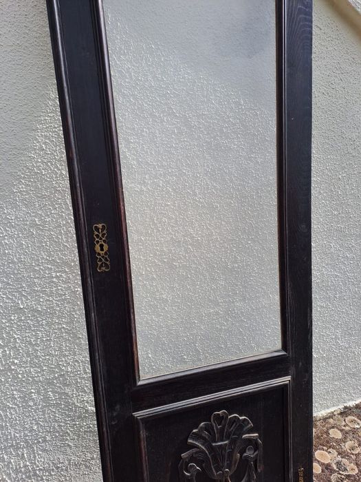 Secretaria, estante de livros e cadeira de braços antiga