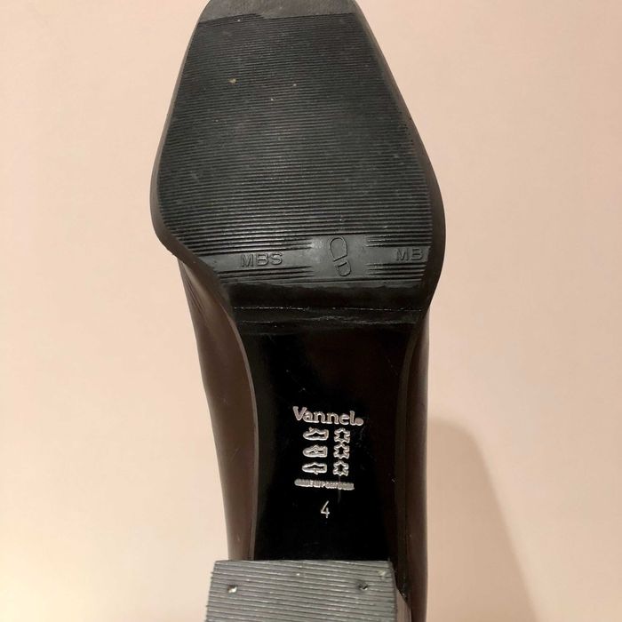 Sapatos de pele castanhos com salto tam.4 (novos)