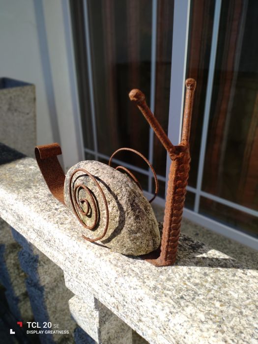Caracol artesanal em pedra e ferro