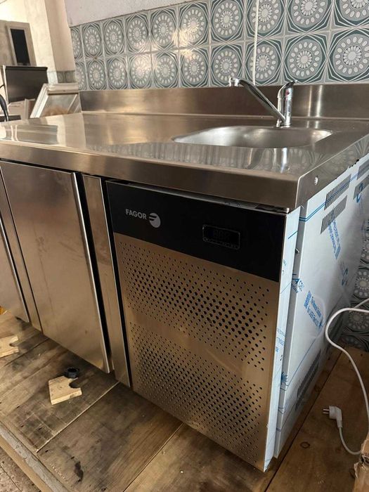 Bancada Refrigerada 2 portas e cuba - como novo!