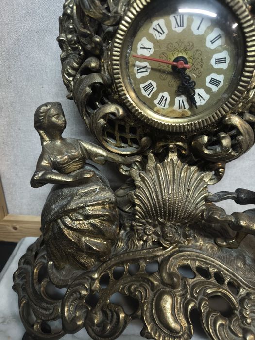 Relógio de Mesa Dourado Antigo
Este relógio de mesa antigo apresenta u