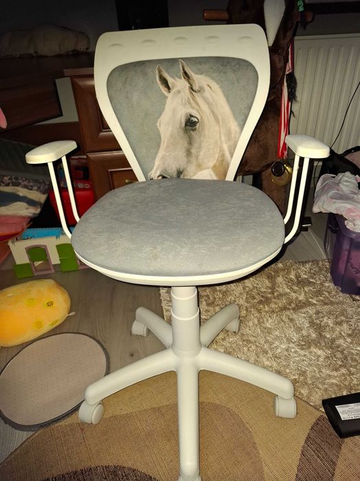 Krzesło obrotowe dla dziecka.