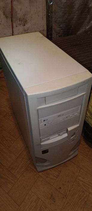 Komputer stacjonarny Pentium 3 retro uszkodzony