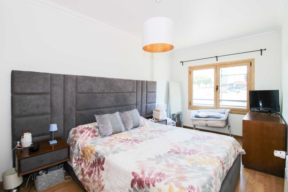 * Cama + estrado + 2mesinhas de cabeceira