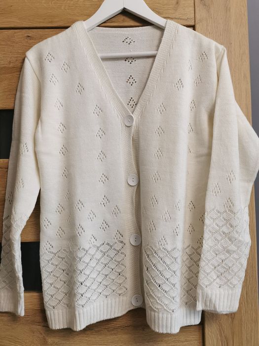 Sweterek kremowy zapinany
