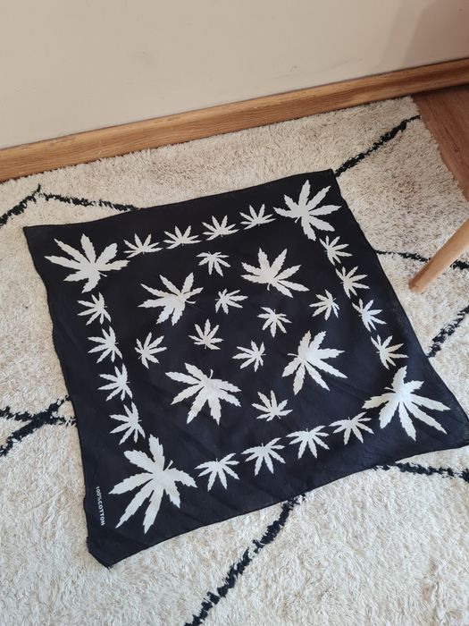 Chustka bandana z liśćmi marihuany