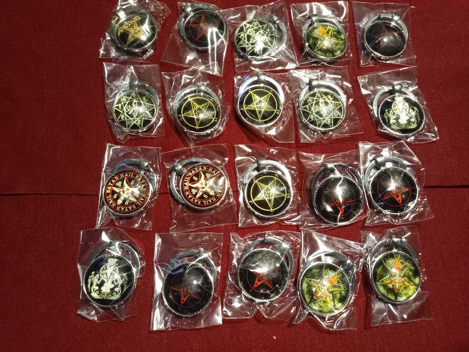 Colares, porta-chaves, brincos, pulseiras, anéis, pins, etc