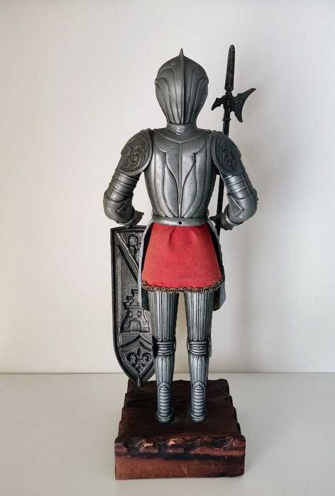 Soldado medieval estatueta metal base madeira