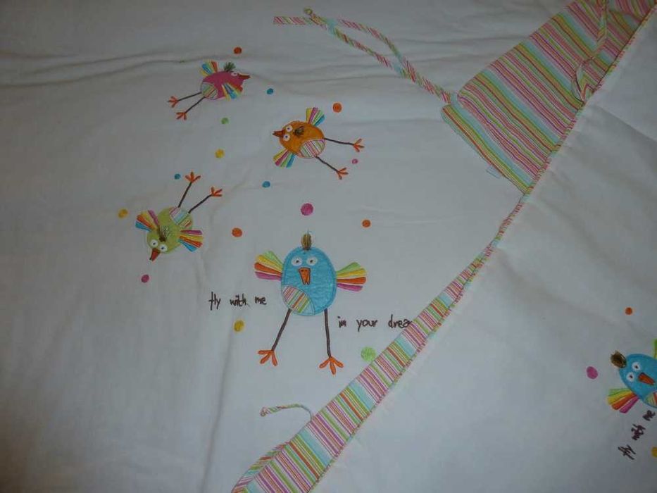 Edredão o protetor lateral Zippy para cama de criança.