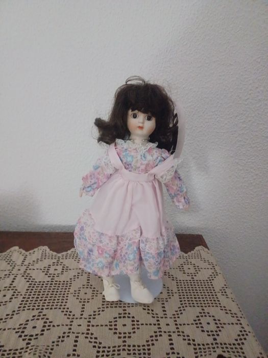 Boneca de porcelana muito bonita