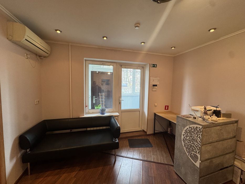 Без комісії продаж приміщення 35.3 м2 Бажана 9в метро Харківська