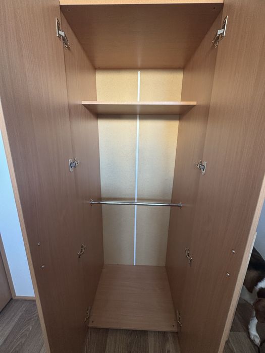 Шафа для одягу з трубою для вішаків