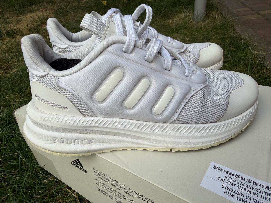 Кросівки фірми adidas для дівчинки