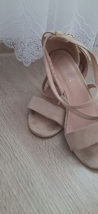 Sandały beżowe  39