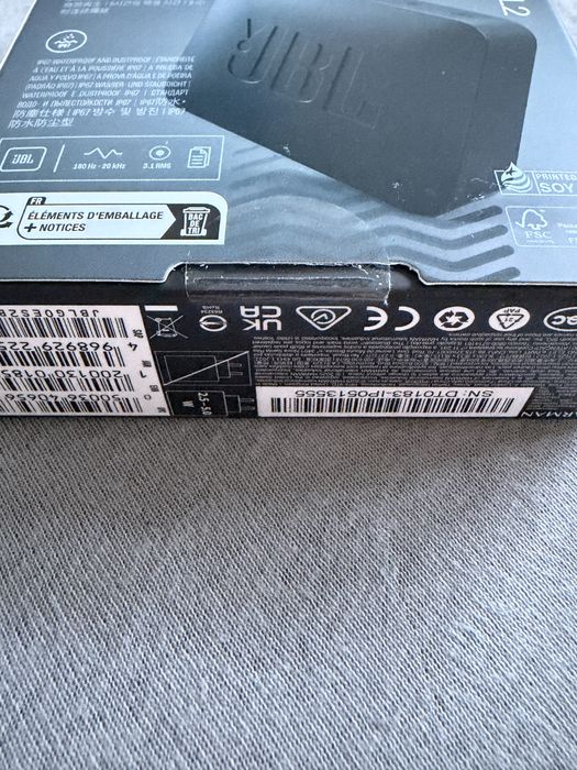 Czarny glosnik przenośny JBL GO Essential 2