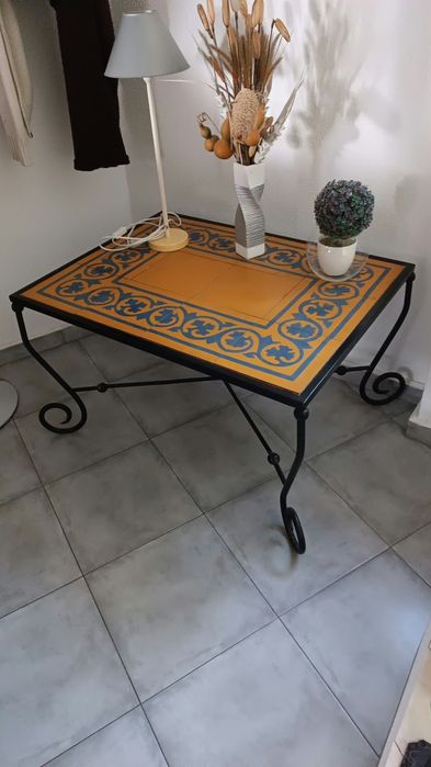 Mesa de sala pequena em azulejo