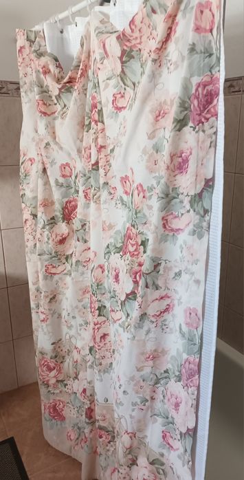 Duas cortinas de banheira