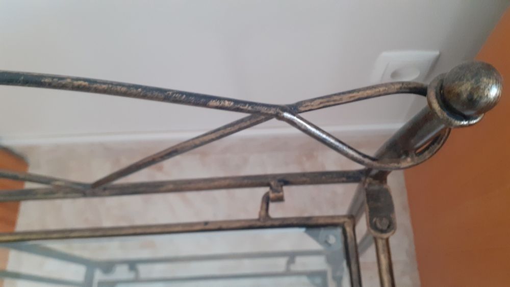 Mesa de cabeceira em ferro forjado e vidro